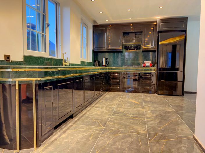 Image No.4-4 Bed Property for sale