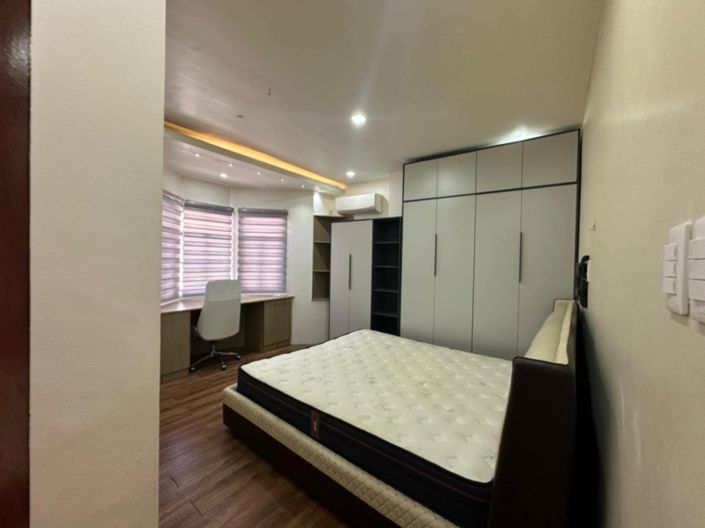 Image No.4-7 Bed Property for sale