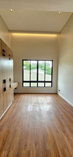 Image No.10-5 Bed Property for sale