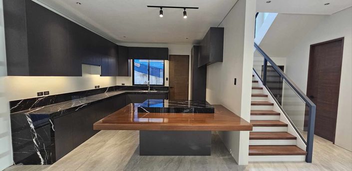 Image No.2-5 Bed Property for sale