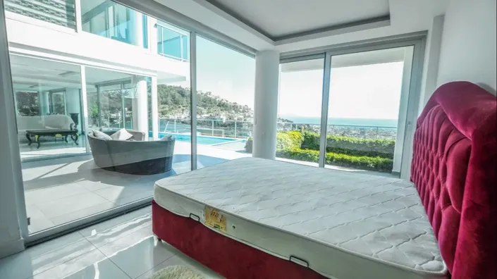 Image No.6-5 Bed Property for sale