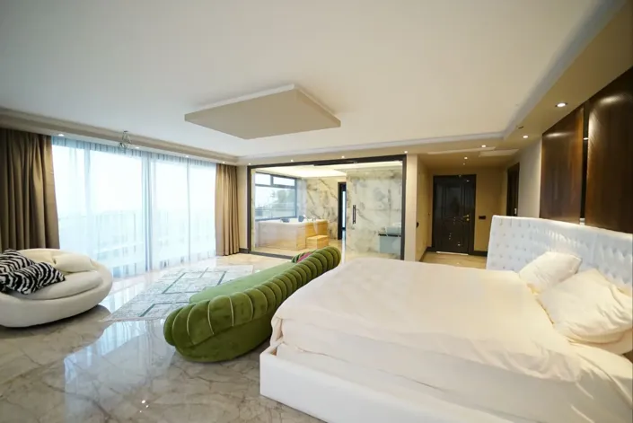 Image No.10-5 Bed Property for sale