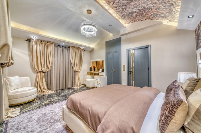 Image No.10-6 Bed Property for sale