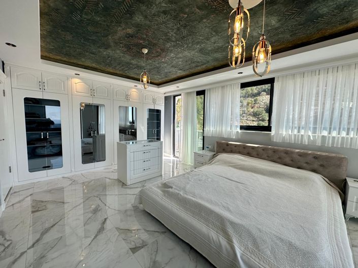 Image No.6-5 Bed Property for sale