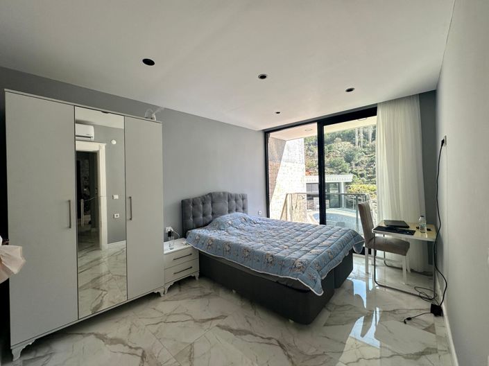 Image No.8-5 Bed Property for sale