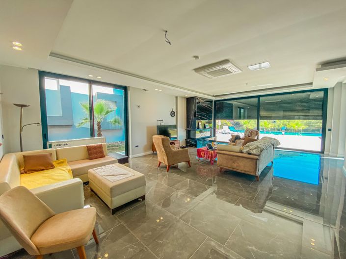 Image No.3-10 Bed Property for sale