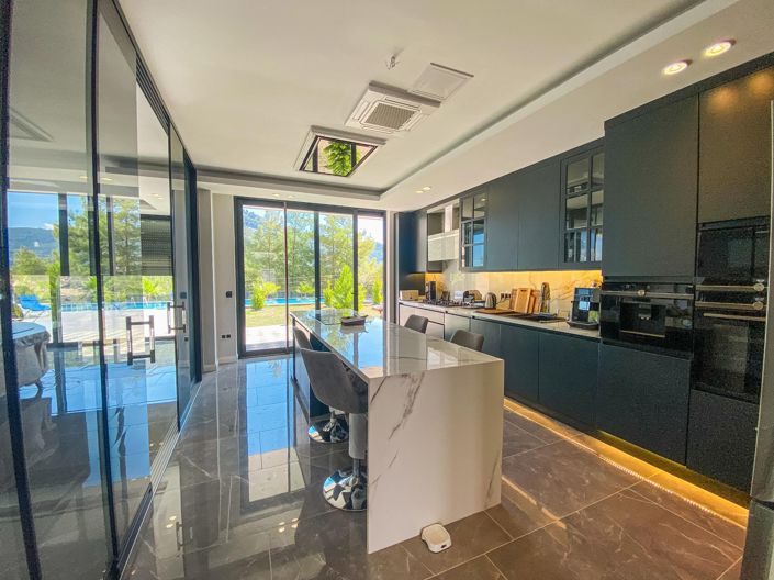 Image No.4-10 Bed Property for sale