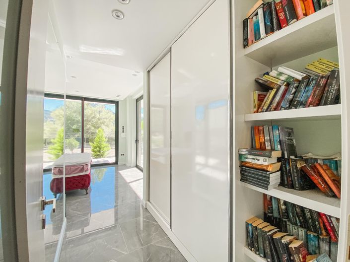 Image No.9-10 Bed Property for sale