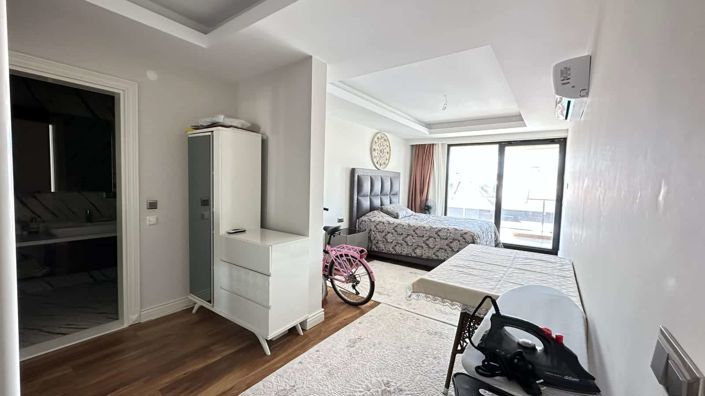 Image No.8-5 Bed Property for sale