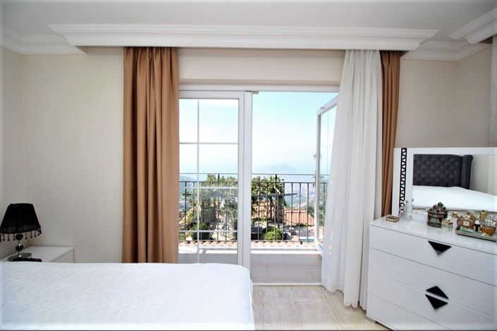 Image No.9-5 Bed Property for sale