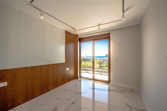 Image No.10-5 Bed Property for sale