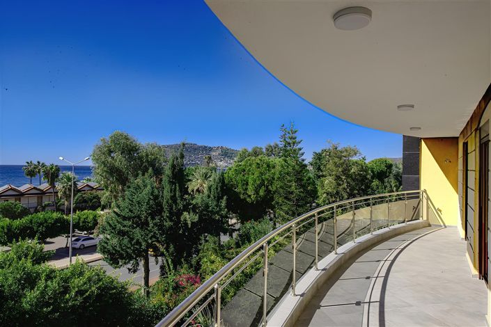 Image No.2-5 Bed Property for sale