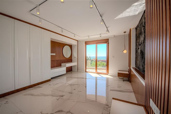 Image No.8-5 Bed Property for sale