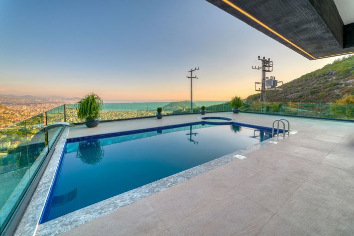 Image No.2-5 Bed Property for sale