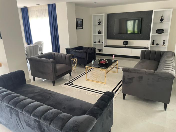 Image No.4-4 Bed Property for sale