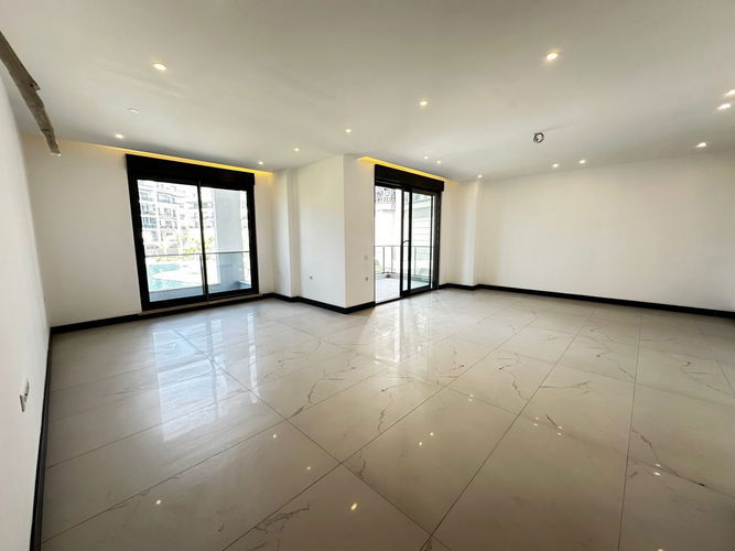 Image No.4-4 Bed Property for sale