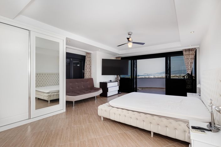 Image No.10-7 Bed Property for sale