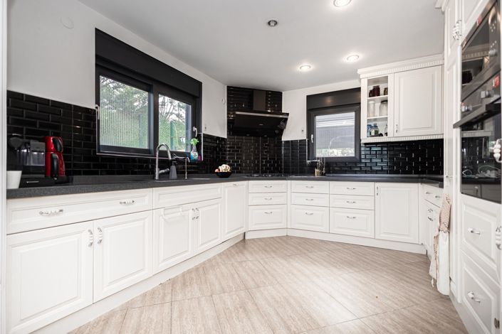 Image No.5-7 Bed Property for sale