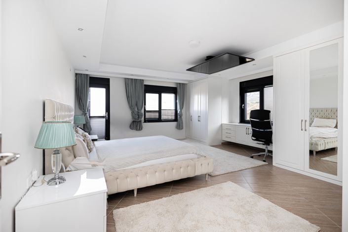 Image No.8-7 Bed Property for sale