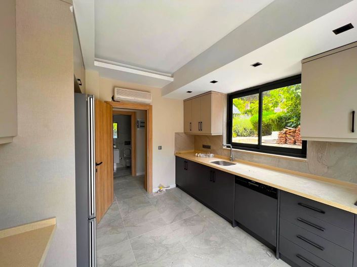 Image No.6-4 Bed Property for sale