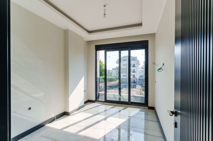 Image No.10-3 Bed Property for sale