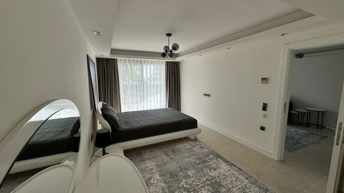 Image No.2-6 Bed Property for sale