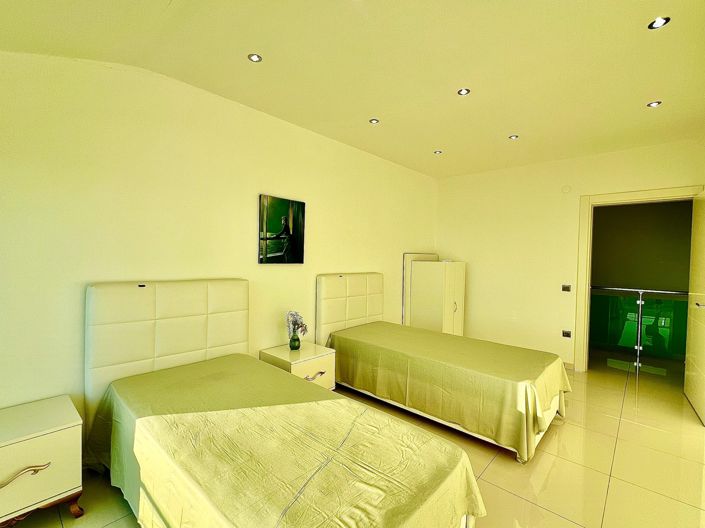 Image No.13-4 Bed Property for sale