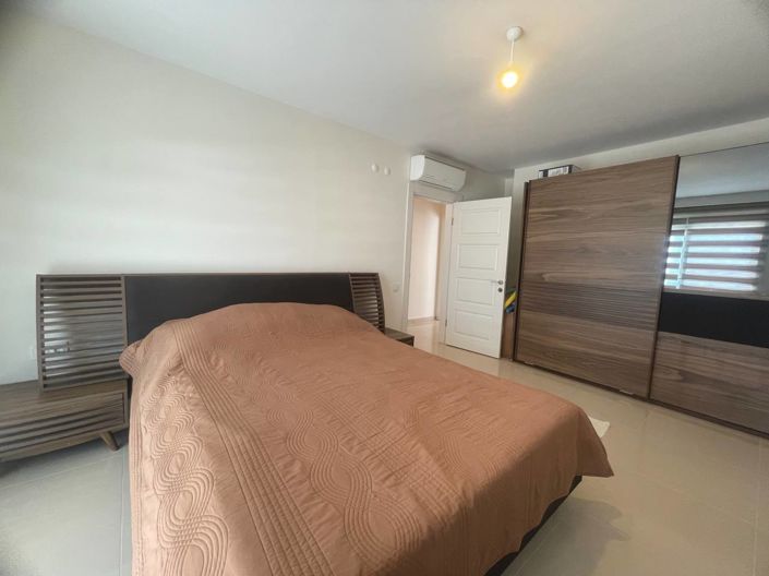 Image No.10-4 Bed Property for sale