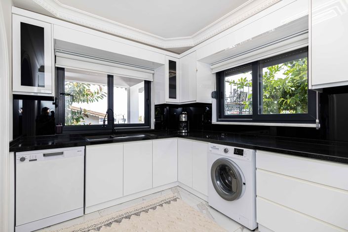 Image No.6-4 Bed Property for sale