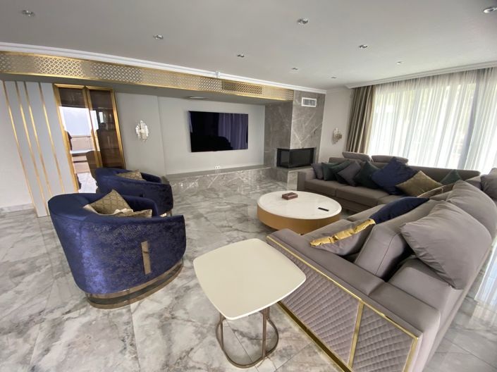 Image No.3-8 Bed Property for sale