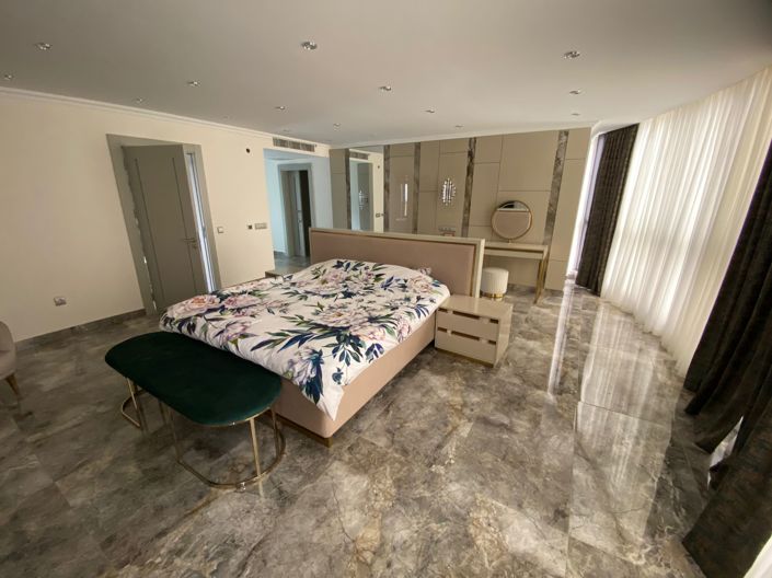 Image No.9-8 Bed Property for sale