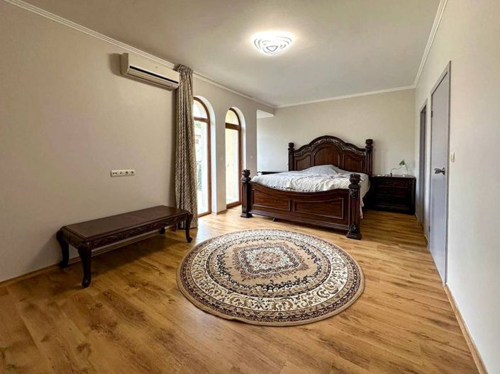 Image No.9-3 Bed Property for sale