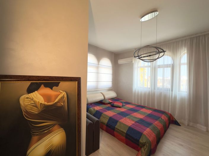 Image No.10-3 Bed Property for sale