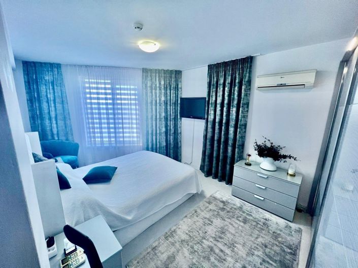 Image No.10-2 Bed Property for sale