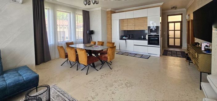 Image No.7-4 Bed Property for sale