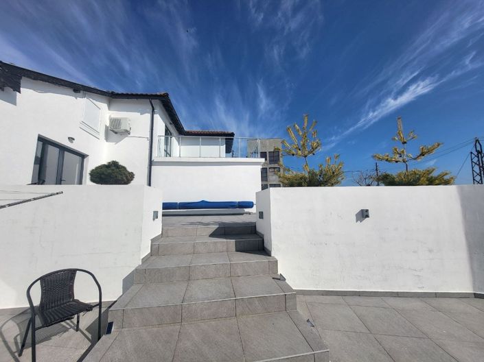 Image No.2-4 Bed Property for sale