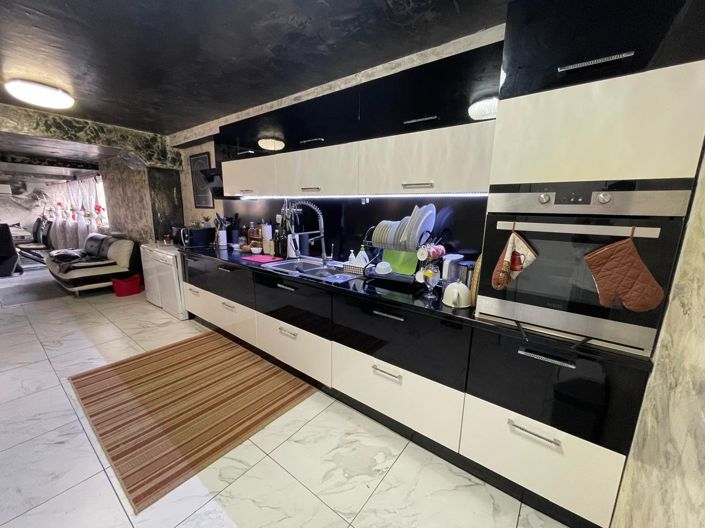 Image No.2-4 Bed Property for sale