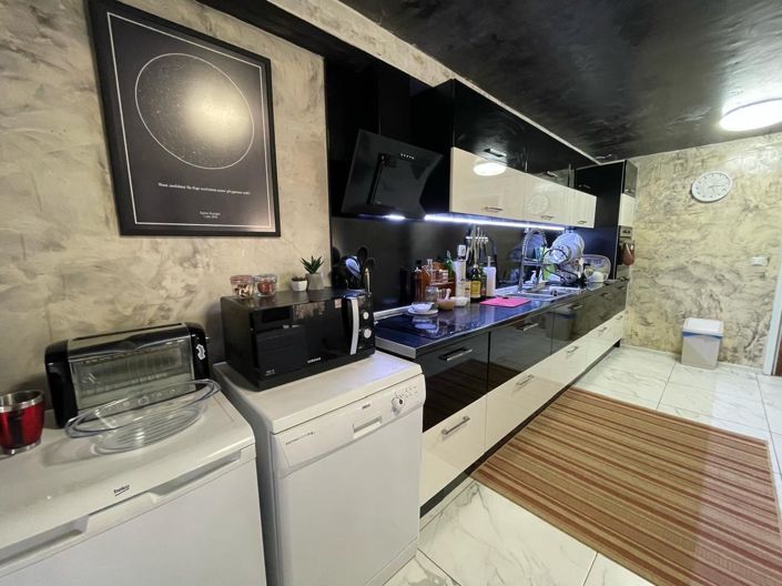 Image No.4-4 Bed Property for sale