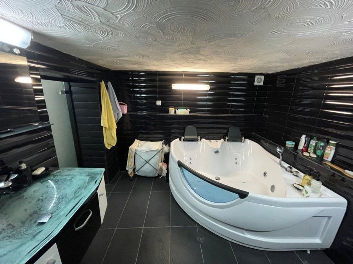 Image No.6-4 Bed Property for sale