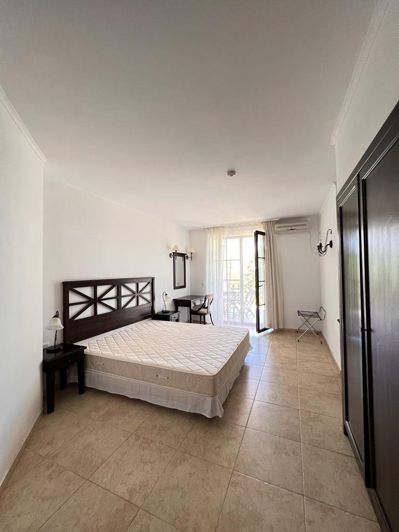 Image No.10-2 Bed Property for sale