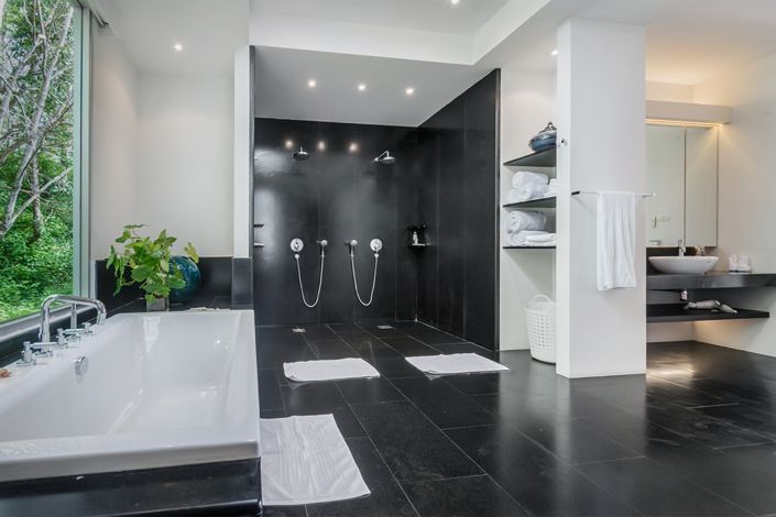 Image No.2-5 Bed Property for sale