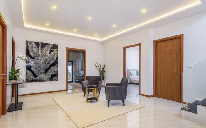 Image No.6-6 Bed Property for sale