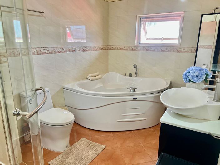 Image No.3-4 Bed Property for sale