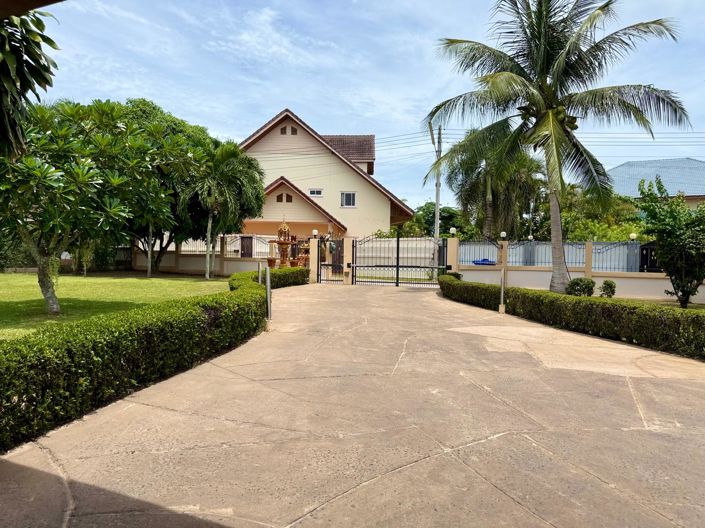 Image No.8-4 Bed Property for sale