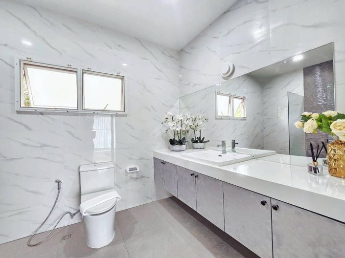 Image No.10-4 Bed Property for sale