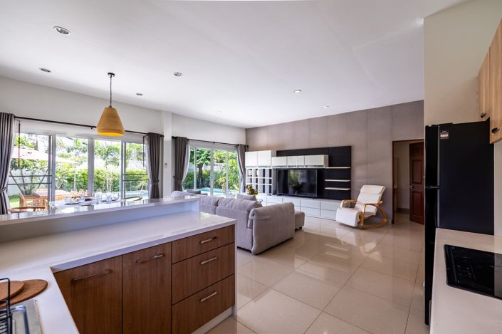 Image No.10-3 Bed Property for sale