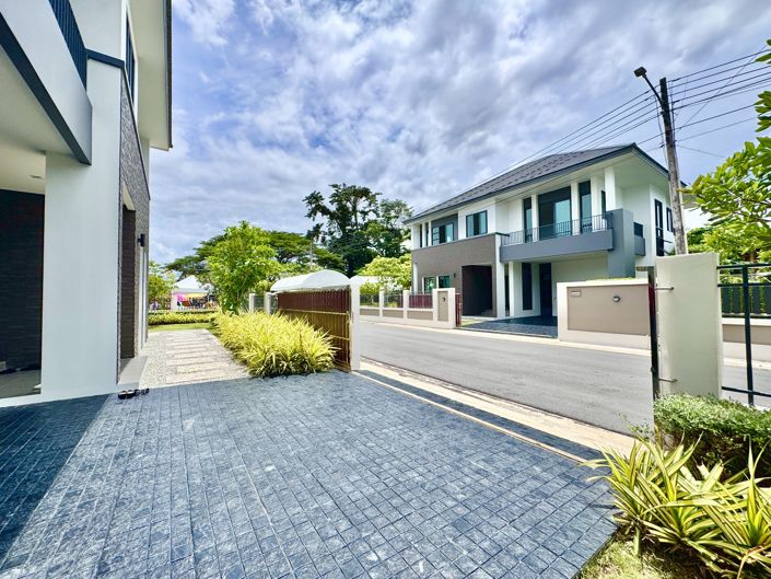 Image No.8-4 Bed Property for sale