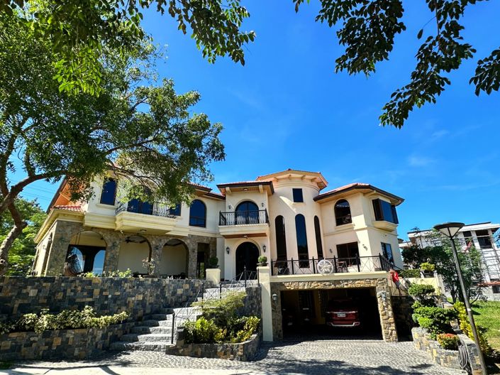 Image No.2-5 Bed Property for sale