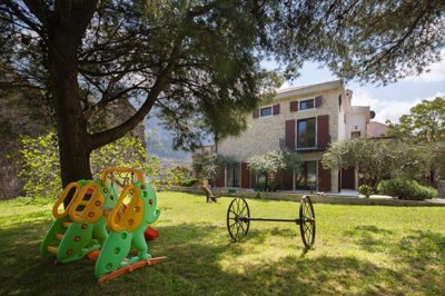 first-line-villa-with-beautiful-garden-for-sa