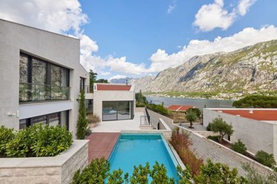 villa-with-pool-and-seview-for-sale-in-kotor-